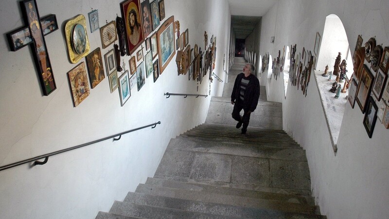 Eine 321 Stufen lange überdachte Treppe führt zur Wallfahrtskirche Mariahilf in Passau. Mindestens zehn Betroffene werfen dem ehemaligen Wallfahrtsseelsorger inzwischen sexuellen Missbrauch vor.