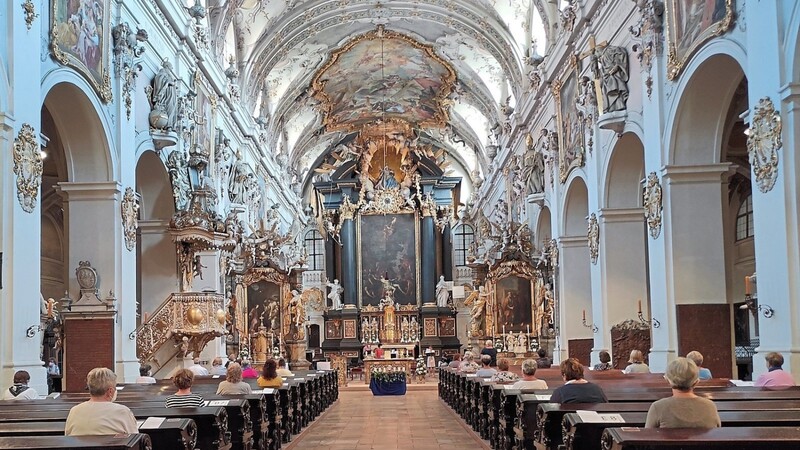 Die Emmeramskirche in Regensburg war nach den geltenden Regeln gut besetzt.