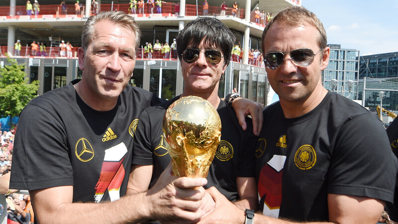 Sommer 2014: Hansi Flick (r.) präsentiert mit DFB-Torwarttrainer Andreas Köpke (l.) und Bundestrainer Jogi Löw den gewonnen WM-Pokal.
