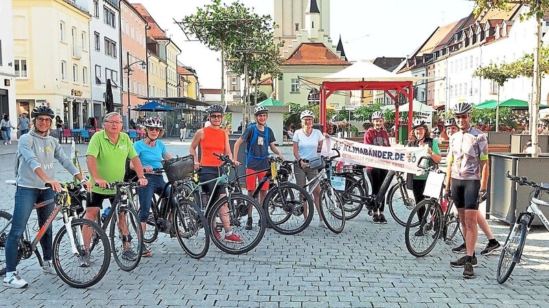 Vom Oberen Stadtplatz aus starteten die Radfahrer in Richtung Regensburg, begleitet von Renate Wasmeier (l.), Maren Lex (4. v. l.) und Rolf Sihr (r.).