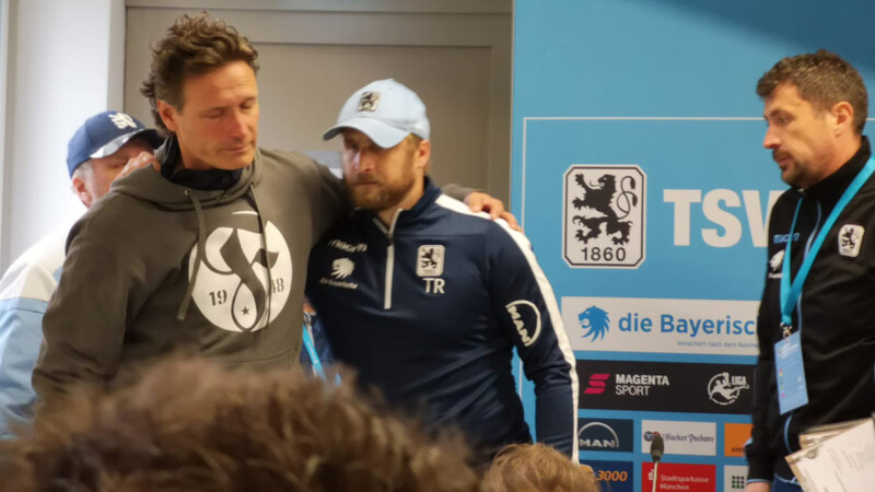 Tröstet Fortuna-Coach Oliver Zapel (li.): Löwen-Trainer Daniel Bierofka.