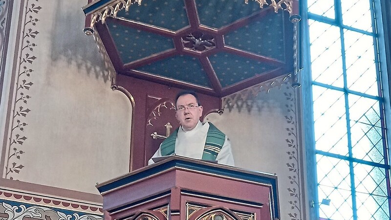 In Versen und von der Kanzel hielt Dekan Anzinger seine Faschingspredigt.