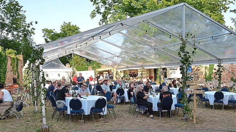Viele Gäste fanden sich am Eröffnungstag im malerischen Ambiente im Schloss in Teisbach ein.