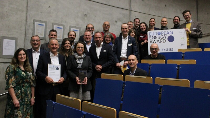 Umweltminister Thorsten Glauber verlieh OB Gertrud Maltz-Schwarzfischer stellvertretend für die Stadt Regensburg den European Energy Award.