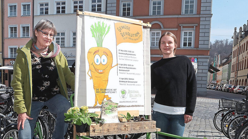 Evi Hierlmeier (links) und Eva Cordes rufen mit dem "Gemüsemobil" des "Regionalkollektivs Landshut" zur Gemüserevolution auf.