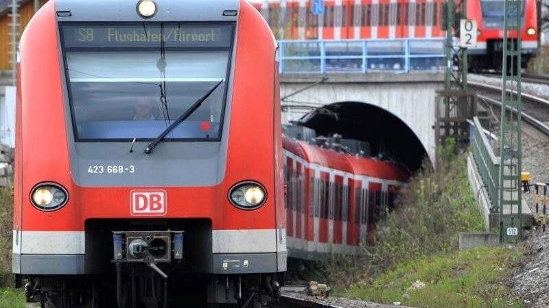 Eine S-Bahn fährt aus einem Tunnel.