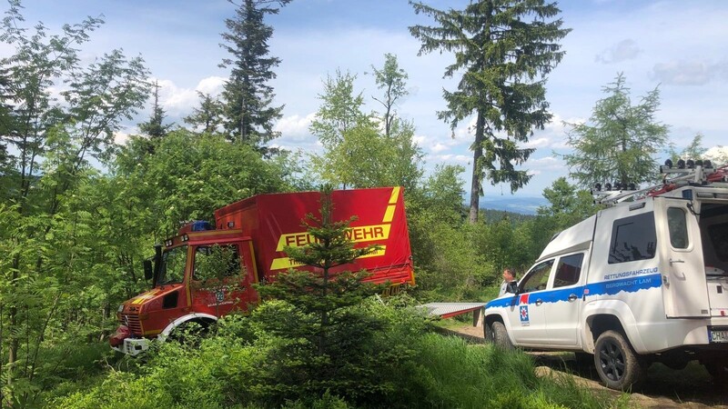 Feuerwehren und Bergwacht fuhren zum Unglücksort am Osser.