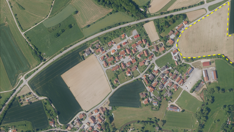 Das Luftbild zeigt die Zersiedelung des Ortes Sulzbach, die durch das geplante Baugebiet (am rechten oberen Bildrand) verstärkt würde. Die unbebauten Flächen im Inneren des Dorfes standen bislang nicht zum Verkauf.