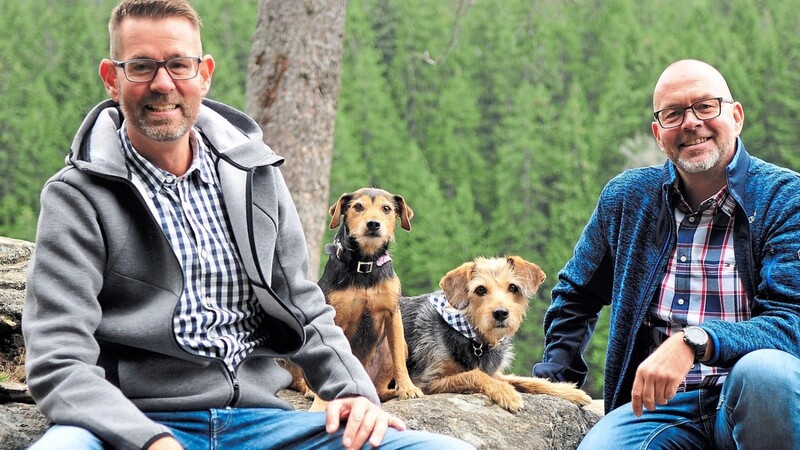 Im Bayerischen Wald heimisch geworden: Uwe Krauser (l.) und sein Mann Oliver wandern mit ihren Hunden Phoebe und Layla gerne durch die schöne Landschaft und genießen die Ruhe.
