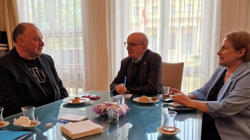 MdB Erhard Grundl (Grüne) spricht mit dem Präsidenten Turgay Olcayto und der Generalsekretärin Sibel Günes der Türkischen Journalistenvereinigung über Pressefreiheit, die dort aktuell nur auf dem Papier gegeben sei.