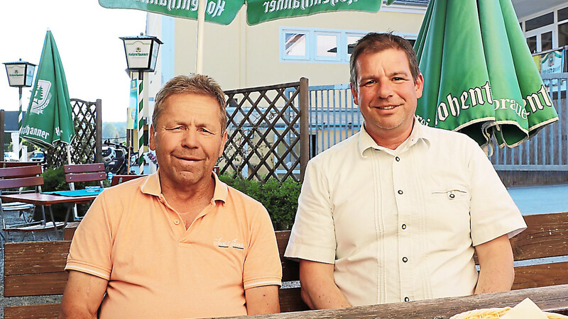 Manfred Huber (l.) und Thomas Hämmerl im Biergarten.