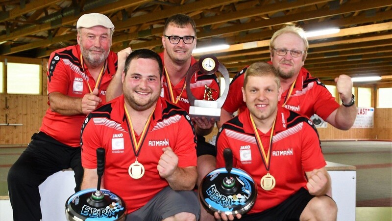 Robert Riedl (vorne links) holte seinen ersten Deutschen Meistertitel 2018 mit Klaus Emberger, Hannes Faderl, Ewald Schmid (hinten von links) und Manuel Schmid (vorne rechts).