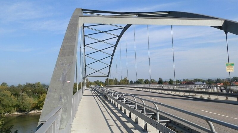 Die Agnes-Bernauer-Brücke in Straubing ist am Montag und Dienstag nur halbseitig befahrbar. (Archivfoto)