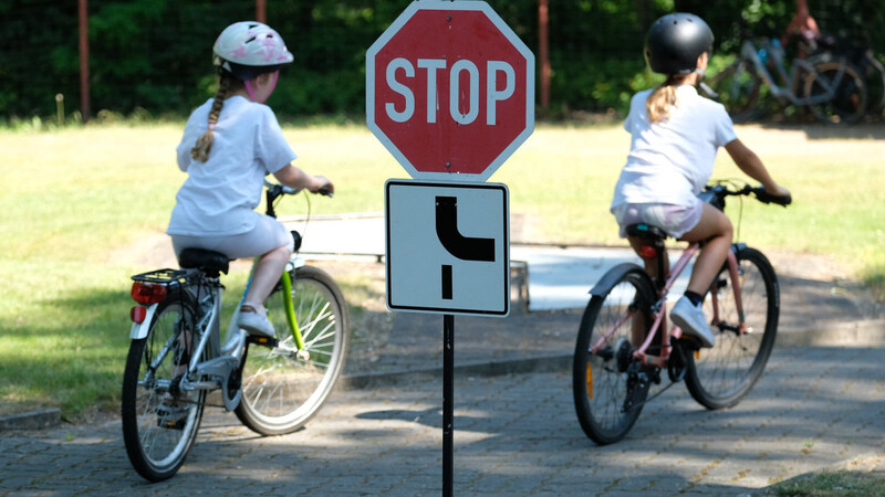 Im Verkehrsgarten können Kinder in einem geschützten Bereich die grundlegenden Verkehrsregeln erlernen, damit sie sich später im Straßenverkehr alleine zurechtfinden.