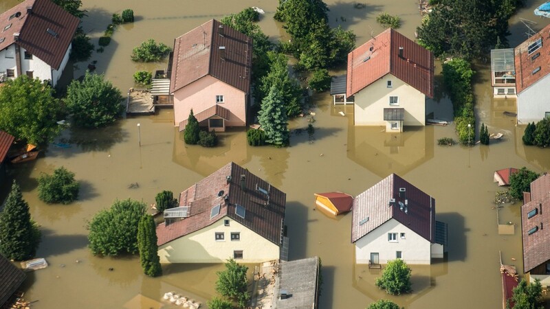 Häuser nahe des Deggendorfer Ortsteils Fischerdorf waren im Juni 2013 vom Hochwasser überflutet. Laut dem Landratsamt mussten 229 im gesamten Landkreis abgerissen werden.