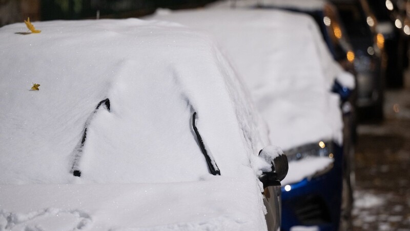 Wer bei Schnee und Eis mit dem Auto fährt, sollte das Auto lieber vorbereiten - sonst kann es teuer werden.