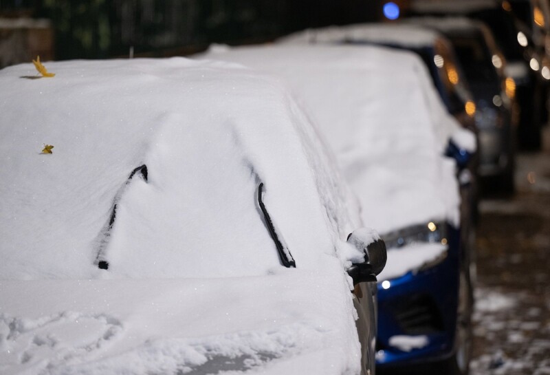 Wer bei Schnee und Eis mit dem Auto fährt, sollte das Auto lieber vorbereiten - sonst kann es teuer werden. 