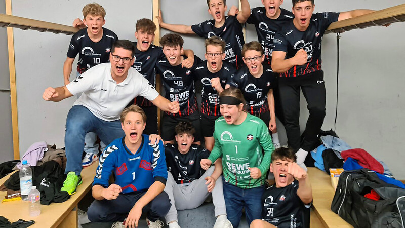Sie haben es allen gezeigt: Die B-Junioren des TSV Mainburg überstanden drei Turniere - und schrien anschließend die Freude über den Aufstieg hinaus.