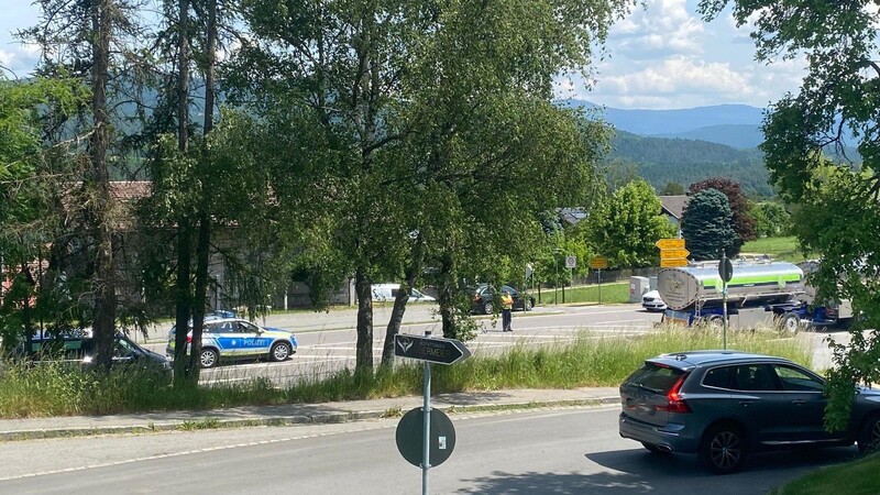Ein Polizist steht auf der Bundesstraße: Am Freitagmittag regelte die Polizei den Verkehr bei Viechtach.