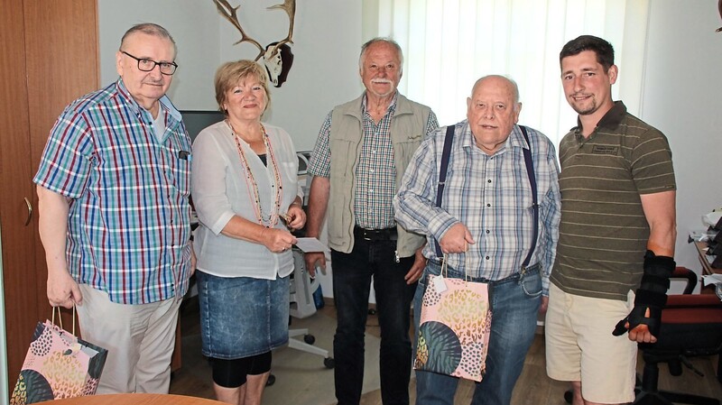 Beim Treffen in Doma?lice (von links): Vaclav Cordier, Marianne Linsmeier, Josef Bauer, Herbert Mückl und Forstdirektor Josef Forst.