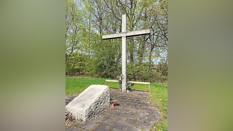 Das Gedenkkreuz auf dem Stalag-Friedhof in Oberreit wird im Lauf des Jahres erneuert.