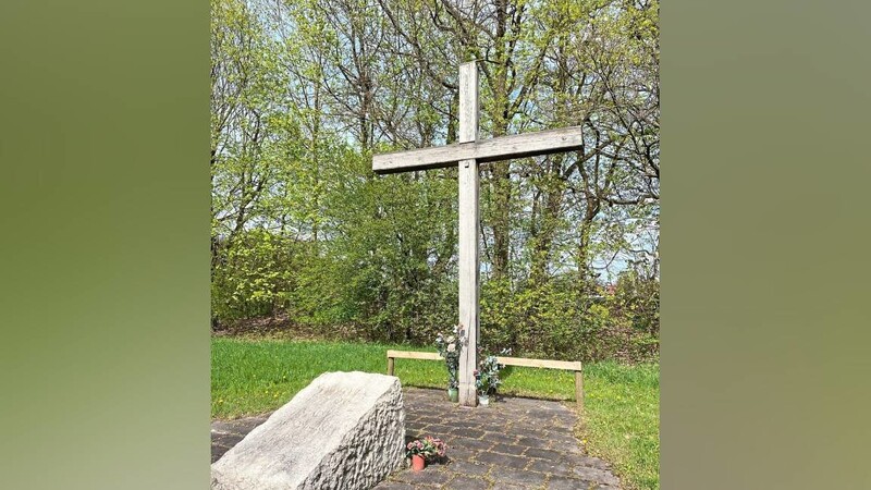 Das Gedenkkreuz auf dem Stalag-Friedhof in Oberreit wird im Lauf des Jahres erneuert.