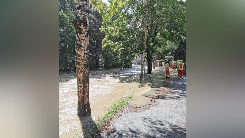 Nicht nur wie auf diesem Bild am Promenadenweg waren die Floriansjünger beim Hochwasser der Abens am 30. August des Vorjahres gefordert.