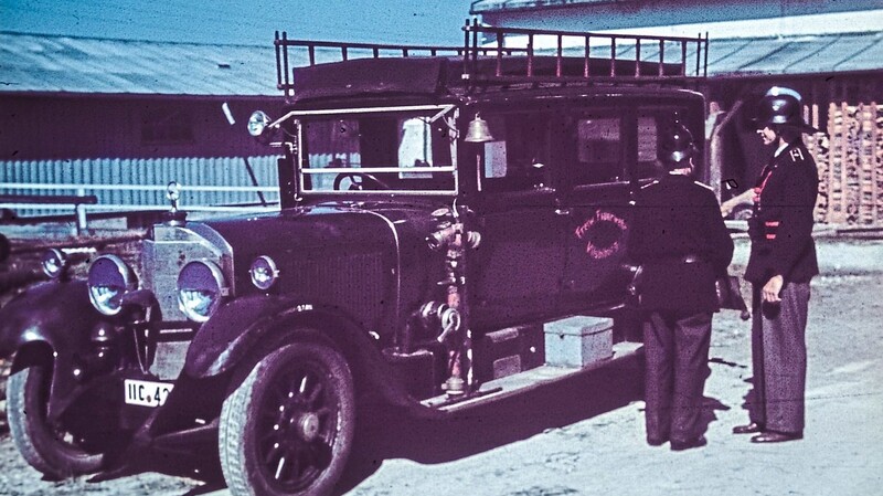 Das erste eigene Löschfahrzeug der Vilsbiburger Feuerwehr war in den 30er Jahren ein für die Bedürfnisse der Wehr umgebauter Mercedes-Personenwagen.