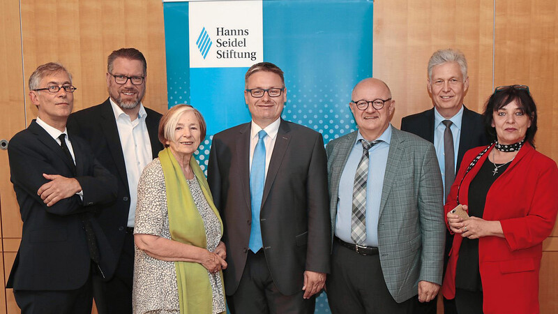 Kai Konrad (v. l.), Gerald Schneider, Ursula Männle, Vorsitzende der Hanns-Seidel-Stiftung, Josef Zellmeier, Volker Freund, Hans-Peter Mayer und Claudia Schlembach, Hanns Seidel-Stiftung.