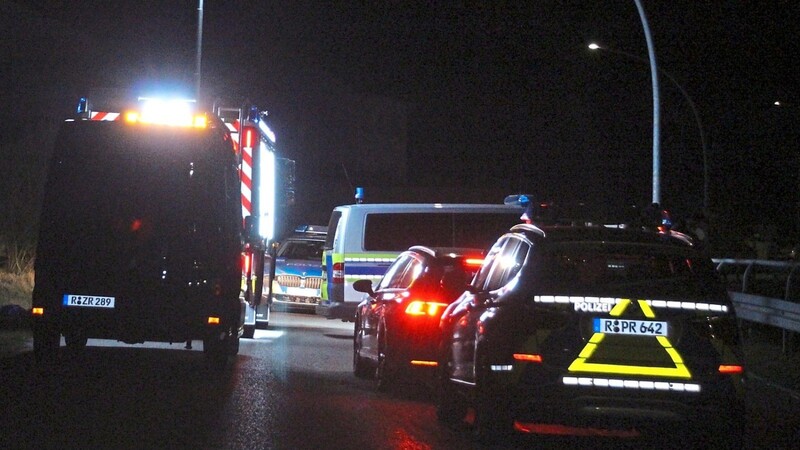 Mehrere Einsatzwagen waren am Abend des 20. März nach Grünthal ausgerückt. Während einer Festnahme war ein Mann aus noch ungeklärten Gründen ums Leben gekommen.