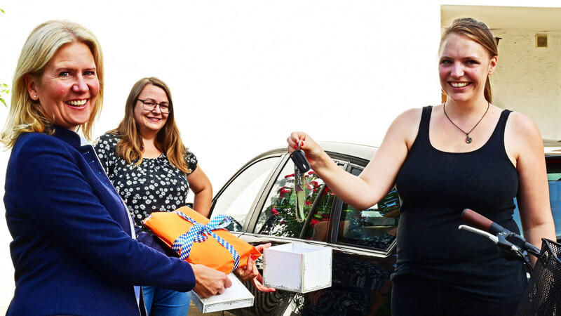 Laura Oberjatzas (r.) will in Langenbach "Radlstar" werden. Im Beisein von Umweltreferentin Verena Juranowitsch (Mitte) übergab die Mutter von zwei Kindern die Autoschlüssel für die kommenden drei Wochen an Bürgermeisterin Susanne Hoyer.