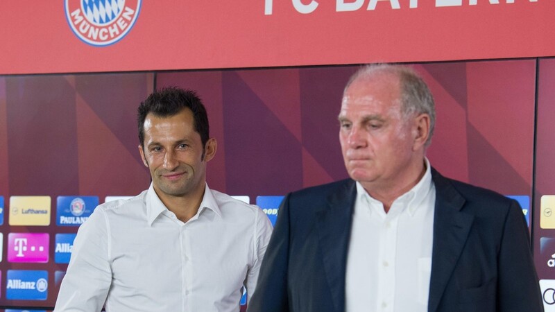 Wirkte noch etwas schüchtern: Hasan Salihamidzic (l) bei seiner Vorstellung als neuer Sportdirektor beim FC Bayern München neben Präsident Uli Hoeneß im Juli 2017.