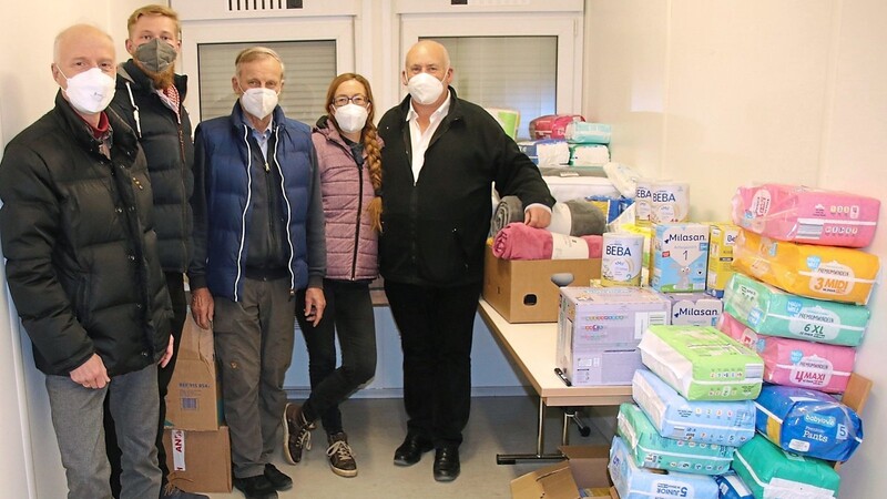 Geld- und Sachspenden übergab das Team der Mainburger Armenhilfe an die Ukrainehilfe des Landkreises.