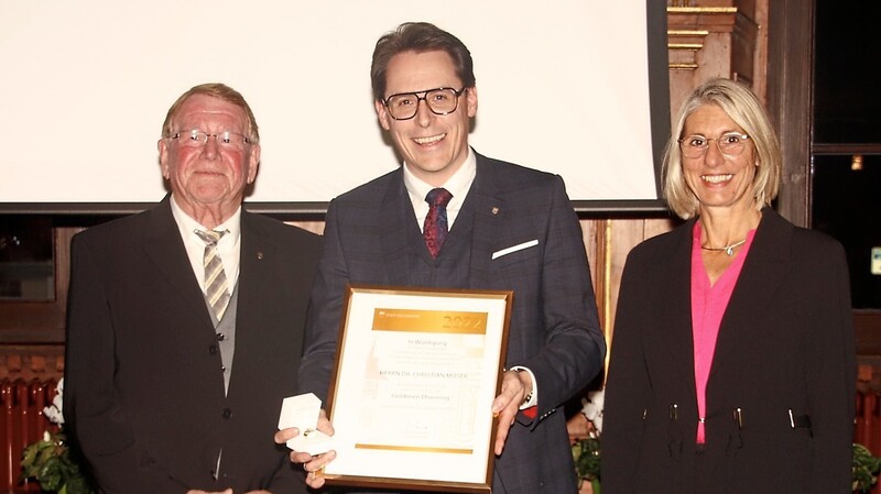 Für seine Verdienste um die Stadt Deggendorf bekam OB Dr. Christian Moser (Mitte) von seinen Stellvertretern Günther Pammer (l.) und Renate Wasmeier (r.) den Goldenen Ehrenring mit Urkunde überreicht.