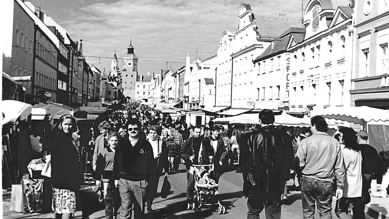 Dichtes Gedränge herrschte beim Dionysimarkt 1993 auf dem Vilsbiburger Stadtplatz.