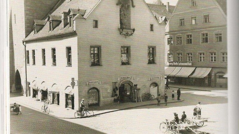Der Ostanbau des Stadtturms um 1930. Direkt neben der Madonna blickte Helga Seitz aus den kleinen Fenstern auf den Stadtplatz. Das war damals ihr Lieblingsplatz, erzählt die heute 81-Jährige .