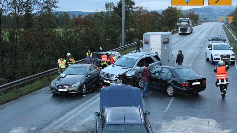 Sechs Autos waren in den Unfall auf der B 20 zwischen Cham-Mitte und Chammünster verwickelt.
