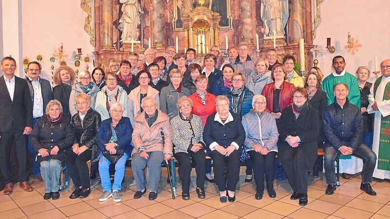 Die Mitglieder des Frauentreffs Schönach beim Gottesdienst zum 30-jährigen Bestehen mit den Ehrengästen.