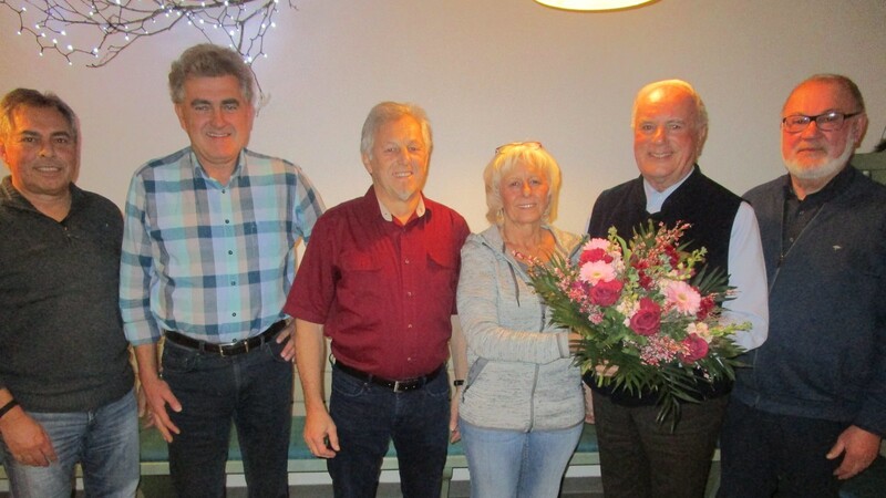 Dem Ehepaar Andrea und Rudi Kollmeier (Mitte) dankte die DJK mit ihren Repräsentanten (v.l.) dritter Vorsitzender Franz Gergs, zweiter Vorsitzender Josef Hierbeck und die beiden Ehrenvorsitzenden Willi Gürtner und Heinz Jungbauer.