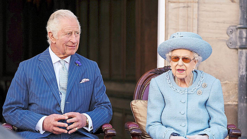 Der einst als "ewiger Thronfolger" belächelte Charles ist nun König. "Wir sind in tiefer Trauer um einen geschätzten Souverän und eine vielgeliebte Mutter", sagte er am Donnerstagabend.