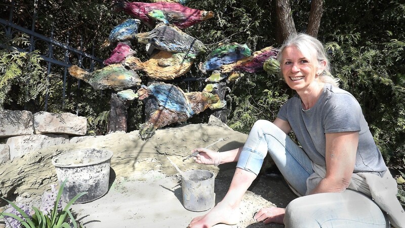 Momentan arbeitet Friseurmeisterin Margit Kollmannsberger in ihrem Garten an einem Plätzchen mit Fischen und Meerestieren.