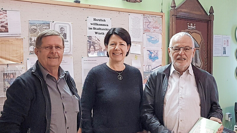 Von links: Walter Groß, Ulrike Riedel-Waas und Dr. Dallmeier im neuen Stadtarchiv in Hofdorf.