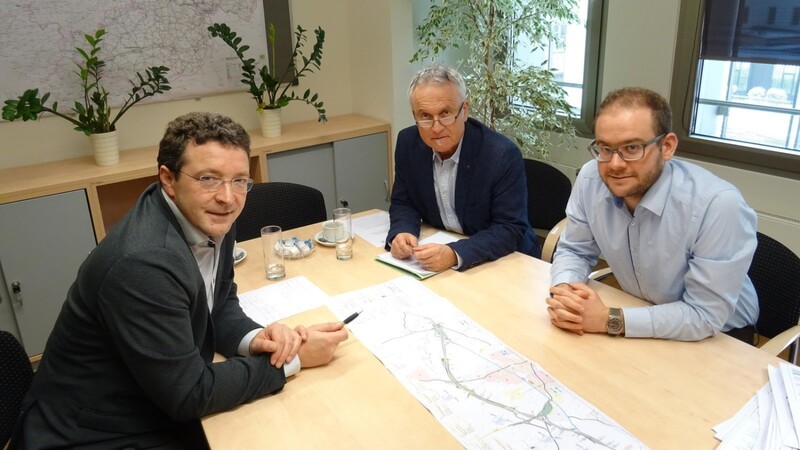 MdL Max Gibis (li.) im Gespräch mit dem Leitenden Baudirektor Robert Wufka (Mitte) und dem Leiter der Abteilung für Straßenplanung Bastian Wufka.