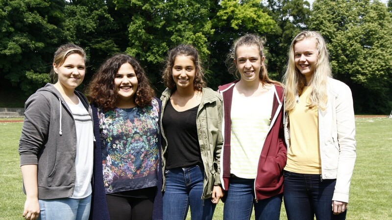 Die deutschen Schülerinnen mit ihren französischen Partnerinnen (von links): Heike Buchner, Sarah Hadj Ammar, Elise Guenaichi-Lamotte, Blanche Mamet und Mélodie Langart.