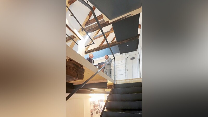 Bernd Sibler im Gespräch mit Magnus Wager auf der offen gestalteten Galerie des Treppenhauses  Fotos: Christine Vinçon