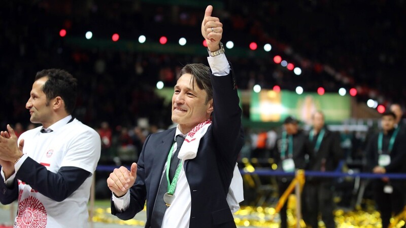 Emotionale Momente: Niko Kovac wird nach dem siegreichen Pokalfinale gegen RB Leipzig von den Fans gefeiert.