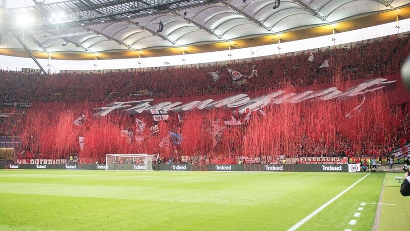 Die Fans von Eintracht Frankfurt sorgen mit ihren Choreos für Begeisterung in Europa.
