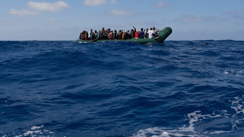 Ein Schlauchboot mit Flüchtlingen treibt auf dem Mittelmeer. Freiwillige Helfer der deutschen Organisation Sea-Eye haben im zentralen Mittelmeer etwas mehr als 60 Bootsmigranten aus Seenot gerettet.