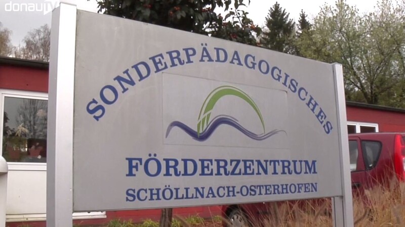 Das Landratsamt Deggendorf hat das Sonderpädagogische Förderzentrum in Osterhofen mit sofortiger Wirkung gesperrt. Ein Statiker hat festgestellt, dass die Poren-Betonplatten des Schuldaches offenbar nicht mehr tragfähig sind.