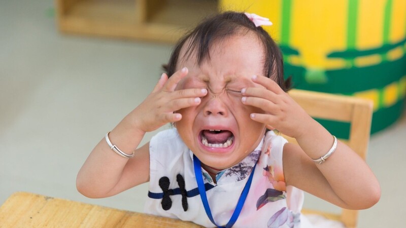 Ein Kind weint im Kindergarten. Auch den Leitungen einiger Kita-Einrichtungen in Bayern ist zum Heulen zumute.